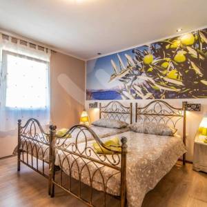 PREKRASNA VILA S BAZENOM I OTVORENIM POGLEDOM NA PRIRODU