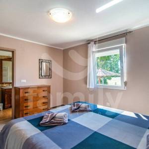 PREKRASNA VILA S BAZENOM I OTVORENIM POGLEDOM NA PRIRODU