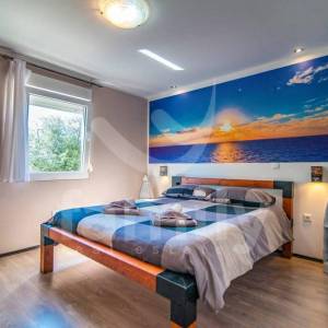 PREKRASNA VILA S BAZENOM I OTVORENIM POGLEDOM NA PRIRODU