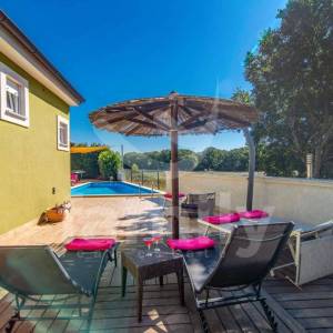 PREKRASNA VILA S BAZENOM I OTVORENIM POGLEDOM NA PRIRODU