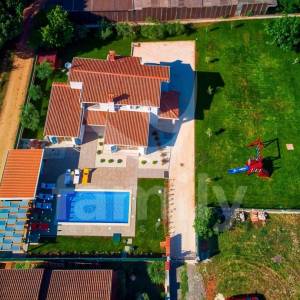 PREKRASNA VILA SA GRIJANIM BAZENOM I PROSTRANOM OKUĆNICOM