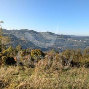 PREKRASNO GRAĐEVINSKO ZEMLJIŠTE SA POGLEDOM NA MOTOVUN