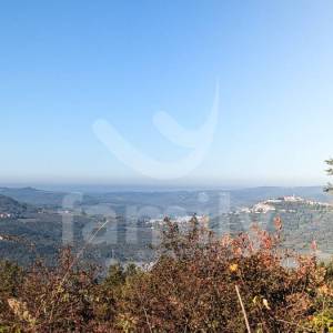 PREKRASNO GRAĐEVINSKO ZEMLJIŠTE SA POGLEDOM NA MOTOVUN