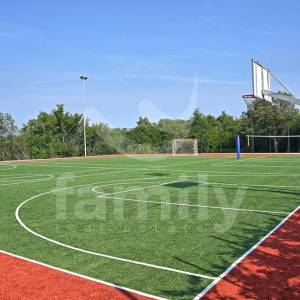 PRESTIŽNA VILA SA SPORTSKIM TERENIMA I POGLEDOM NA MORE