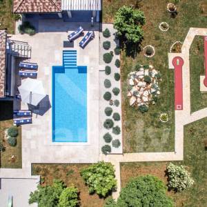 PRESTIŽNA VILA SA SPORTSKIM SADRŽAJIMA I BAZENOM NA MIRNOJ LOKACIJI