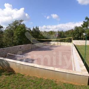 PRESTIŽNA VILA SA SPORTSKIM SADRŽAJIMA I BAZENOM NA MIRNOJ LOKACIJI