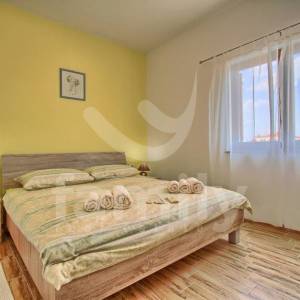 PRESTIŽNA VILA SA SPORTSKIM SADRŽAJIMA I BAZENOM NA MIRNOJ LOKACIJI