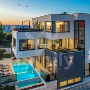 PRESTIŽNA VILLA SA PANORAMSKIM POGLEDOM NA MORE