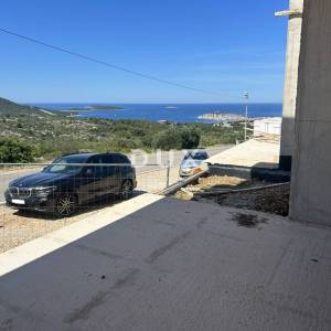 PRIMOŠTEN – Dvosoban stan u prizemlju, terasa i pogled na more