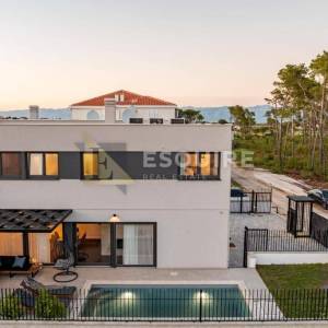 PRIVLAKA - Duplex vila s bazenom 3. red od mora - 190m2