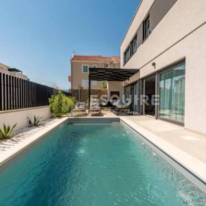 PRIVLAKA - Duplex vila s bazenom 3. red od mora - 190m2