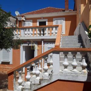 PRIVLAKA - kuća sa dvije stambene jedinice 80m od mora - 140m2