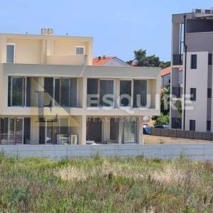PRIVLAKA – Moderna duplex vila s bazenom i panoramskim pogledom na more!!