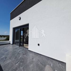 Privlaka – Penthouse apartman s bazenom i krovnom terasom 100 m od mora