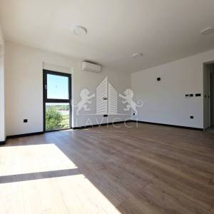 Privlaka – Penthouse apartman s bazenom i krovnom terasom 100 m od mora