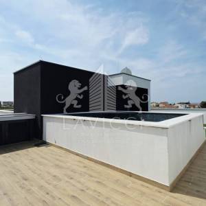 Privlaka – Penthouse apartman s bazenom i krovnom terasom 100 m od mora