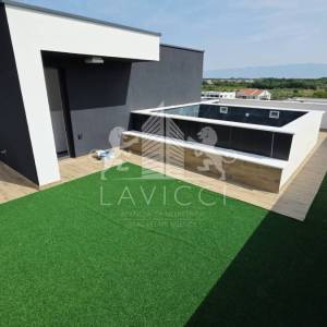 Privlaka – Penthouse s privatnim bazenom i krovnom terasom 100 m od mora