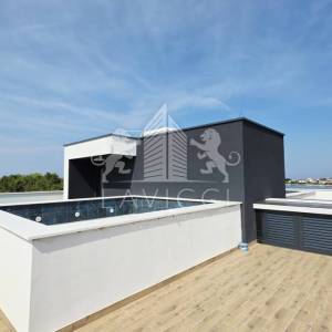 Privlaka – Penthouse s privatnim bazenom i krovnom terasom 100 m od mora