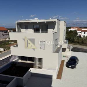 PRIVLAKA - predivna luksuzna duplex vila s bezenom!!