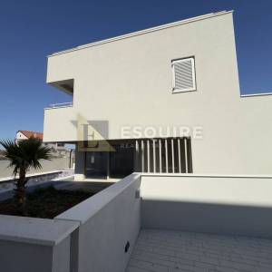 PRIVLAKA - predivna luksuzna duplex vila s bezenom!!