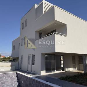 PRIVLAKA - predivna luksuzna duplex vila s bezenom!!