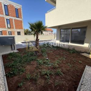 PRIVLAKA - predivna luksuzna duplex vila s bezenom!!