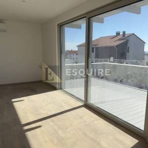 PRIVLAKA - predivna luksuzna duplex vila s bezenom!!