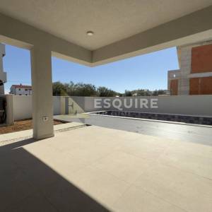 PRIVLAKA - predivna luksuzna duplex vila s bezenom!!