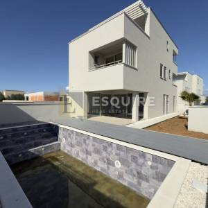 PRIVLAKA - predivna luksuzna duplex vila s bezenom!!