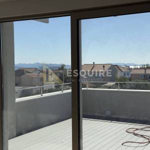 PRIVLAKA - predivna luksuzna duplex vila s bezenom!!