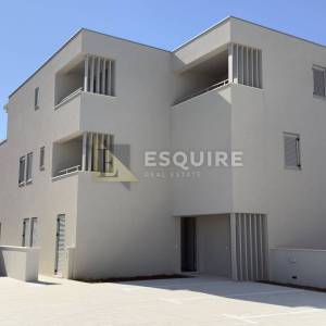 PRIVLAKA - predivna luksuzna duplex vila s bezenom!!