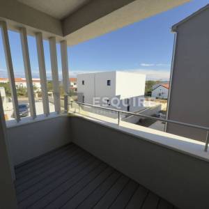 PRIVLAKA - predivna luksuzna duplex vila s bezenom!!