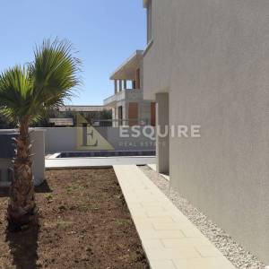 PRIVLAKA - predivna luksuzna duplex vila s bezenom!!