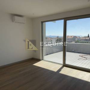 PRIVLAKA - predivna luksuzna duplex vila s bezenom!!