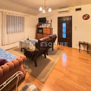 PRIVLAKA-SABUNIKE, Dvojna kuća s dva apartmana – 700 m od pješčane plaže!!