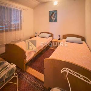 PRIVLAKA-SABUNIKE, Dvojna kuća s dva apartmana – 700 m od pješčane plaže!!