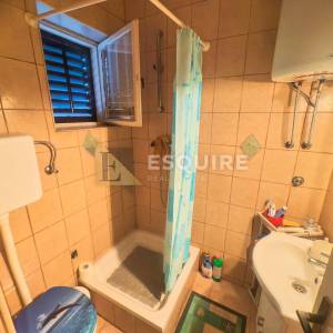 PRIVLAKA-SABUNIKE, Dvojna kuća s dva apartmana – 700 m od pješčane plaže!!