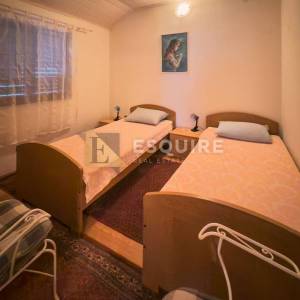 PRIVLAKA-SABUNIKE, Dvojna kuća s dva apartmana – 700 m od pješčane plaže!!
