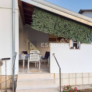 PRIVLAKA-SABUNIKE, Dvojna kuća s dva apartmana – 700 m od pješčane plaže!!