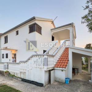 PRIVLAKA-SABUNIKE, Dvojna kuća s dva apartmana – 700 m od pješčane plaže!!