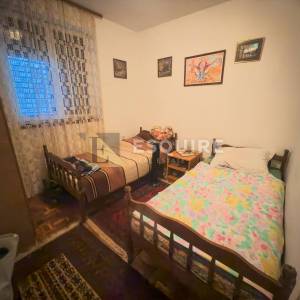 PRIVLAKA-SABUNIKE, Dvojna kuća s dva apartmana – 700 m od pješčane plaže!!