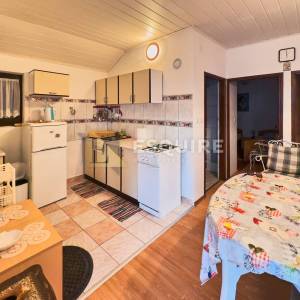 PRIVLAKA-SABUNIKE, Dvojna kuća s dva apartmana – 700 m od pješčane plaže!!