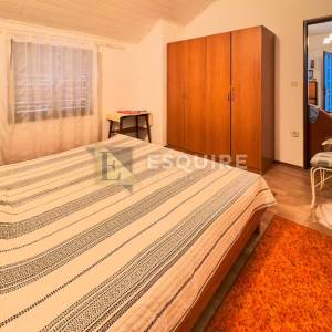 PRIVLAKA-SABUNIKE, Dvojna kuća s dva apartmana – 700 m od pješčane plaže!!