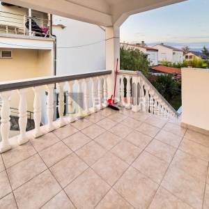 PRIVLAKA-SABUNIKE, Dvojna kuća s dva apartmana – 700 m od pješčane plaže!!