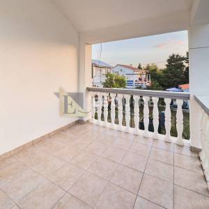 PRIVLAKA-SABUNIKE, Dvojna kuća s dva apartmana – 700 m od pješčane plaže!!