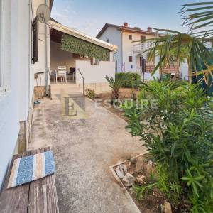 PRIVLAKA-SABUNIKE, Dvojna kuća s dva apartmana – 700 m od pješčane plaže!!