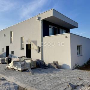 PRIVLAKA – Sabunike | Moderan trosoban penthouse na 1. katu s prostranom terasom!
