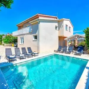 PRODAJA ATRAKTIVNE VILE SA BAZENOM BLIZU MORA