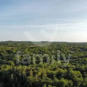 PRODAJA ATRAKTIVNOG PROSTRANOG ZEMLIJŠTA NA MIRNOJ LOKACIJI
