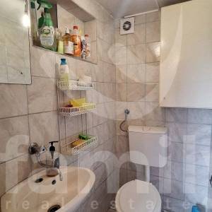 PRODAJA DVIJE MANJE KUĆE NA MIRNOJ LOKACIJI